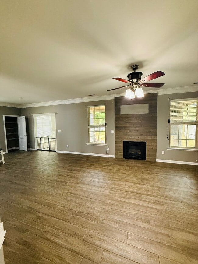Building Photo - Hidden 4 bedroom, 2.5 bathroom Gem!