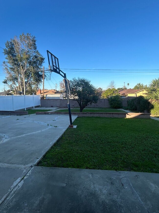 Building Photo - Large North Torrance House. Torrance Schools, Huge yard, 2 car garage hookups **OPEN HOUSE EVERY ...