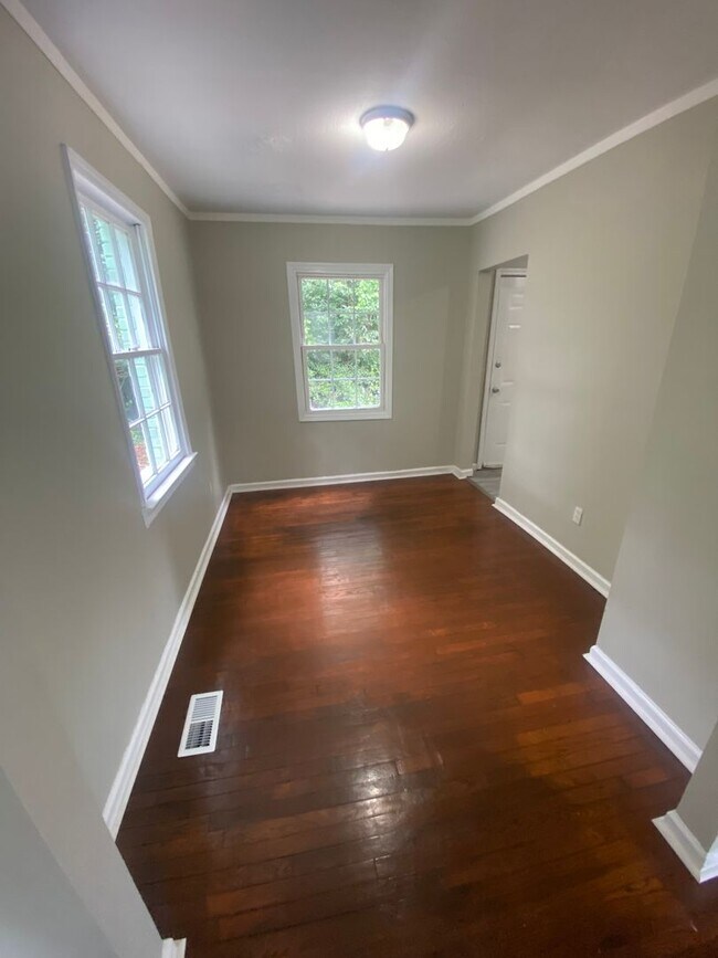 Building Photo - **AVAILABLE NOW**3 Bedroom / 1 Bathroom Ho...