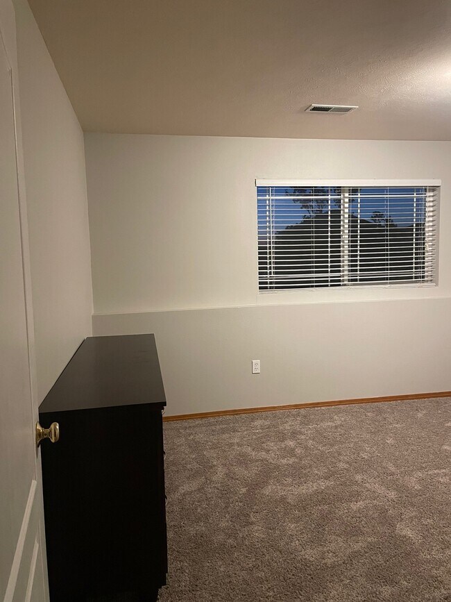 Building Photo - 908 S Salish Ct