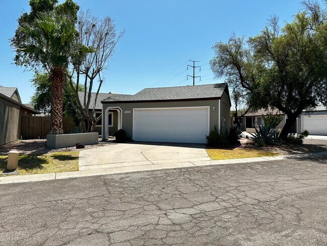 Building Photo - UPDATED 3 BEDROOM 2 BATHROOM CONVENIENTLY ...