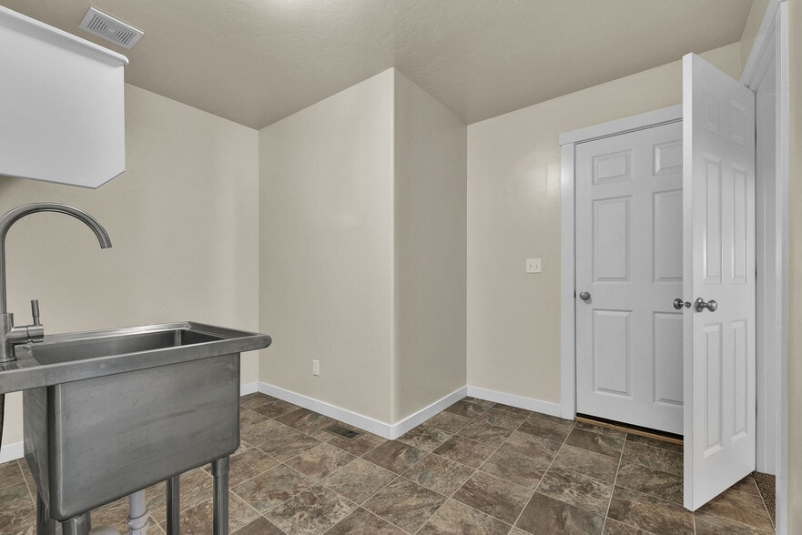 Building Photo - 1633 Placerville St