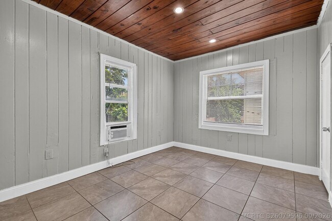 Building Photo - 885-887 7th St