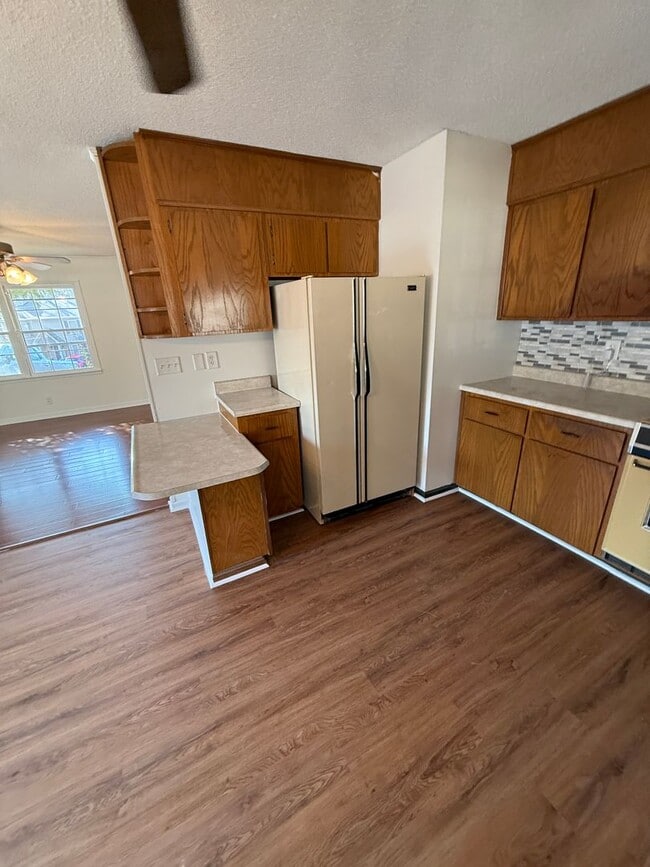 Building Photo - Whimsical in Lake Wildwood