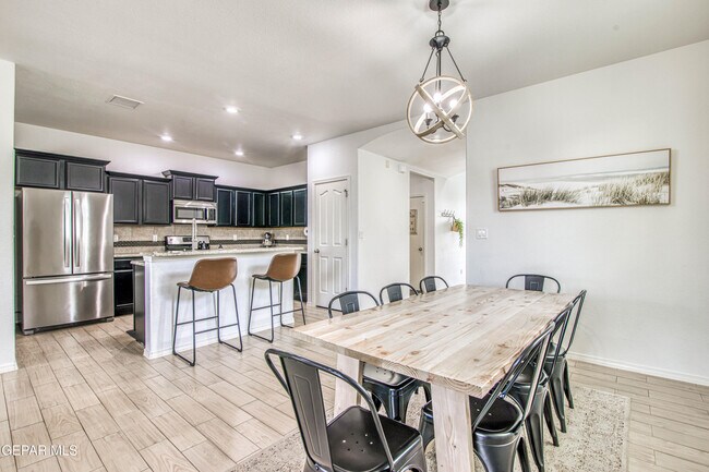 Building Photo - 7517 Red Cedar Dr