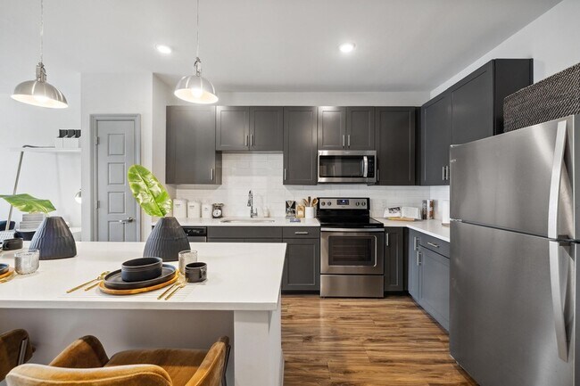 Building Photo - 601 Meeting St