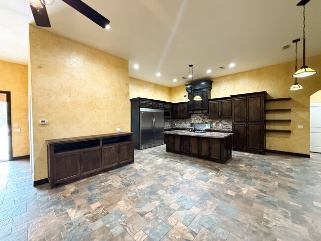 Building Photo - 12250 Charlotte Dr