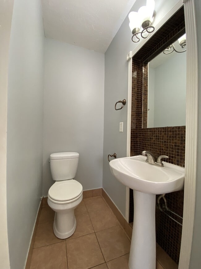 Building Photo - 915 W 47th St