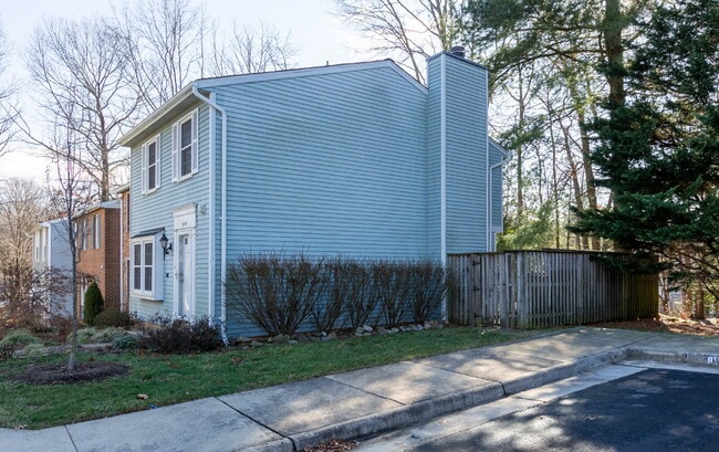 Building Photo - Bright and Spacious Townhome Living Near Reston