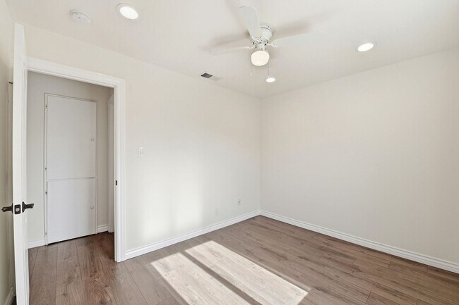 Building Photo - Sunning 3BD/3BA w/Bonus Room and Private Yard