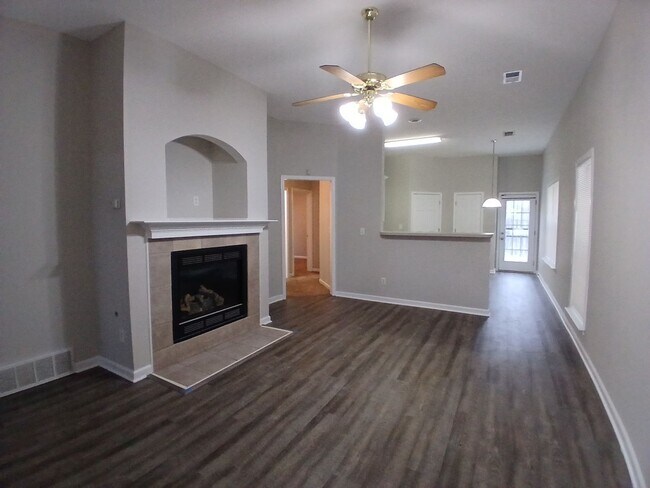 Building Photo - Recently Remolded 3 bed - 2 bath home for Rent