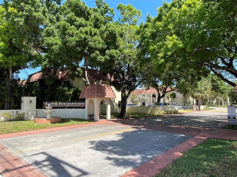 Building Photo - 128 S Cypress Rd