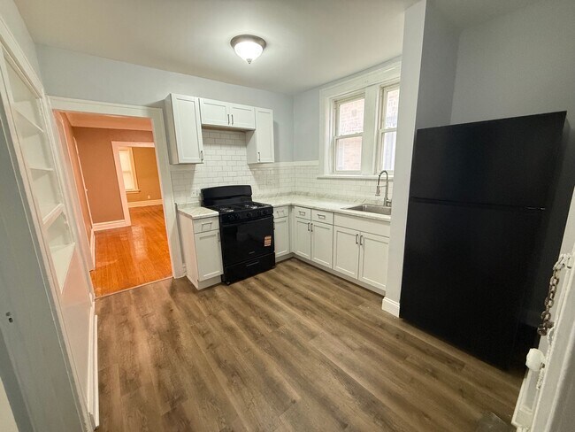 Building Photo - 2843 W Berteau Ave