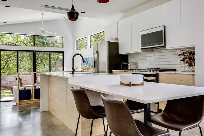 Primary Photo - 2709 E 14th St