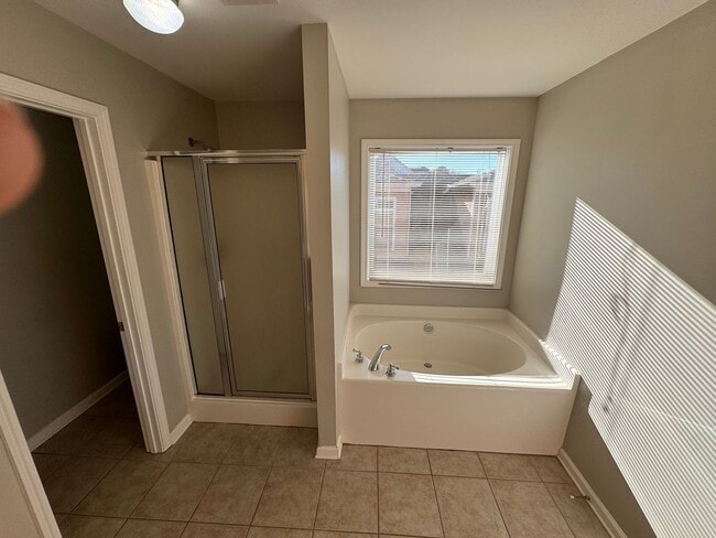 Building Photo - Beautiful 4 bed 3 Bath Home in Heart of Gr...