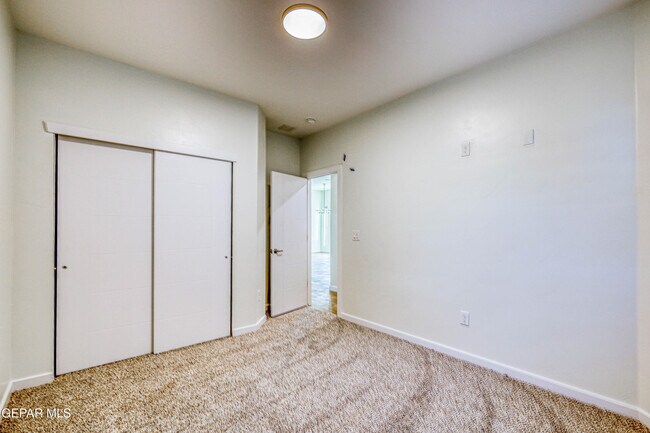 Building Photo - 903 Dewsbury Wy