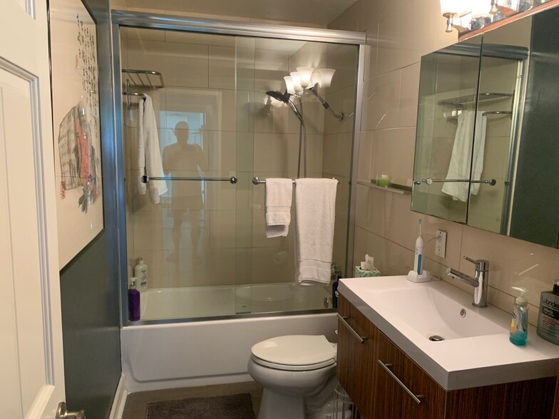 Second bathroom with bathtub-shower combo - 8530 Holloway Dr