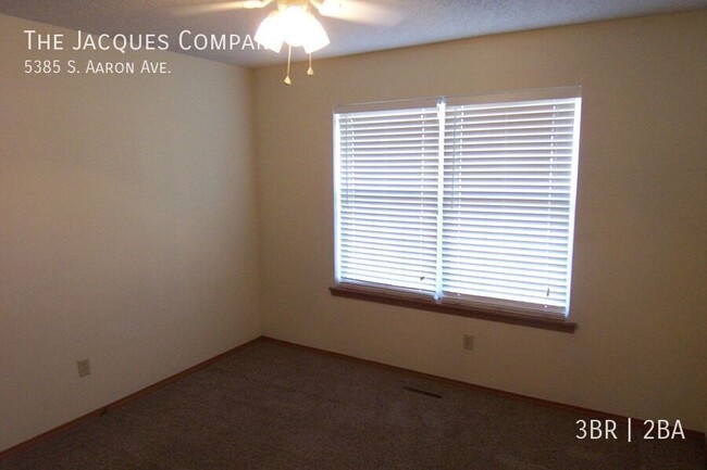 Building Photo - Very Clean 3 Bedroom 2 Bath 2 Car Garage V...