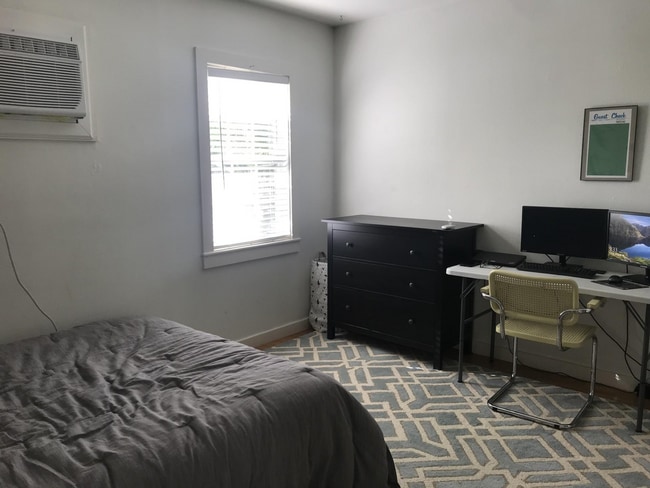 Building Photo - Hyde Park gem with Casita!!!