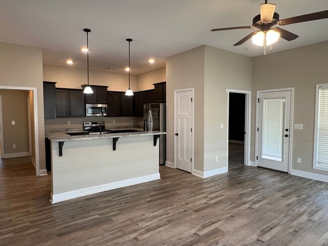 Building Photo - Beautiful Home that looks Brand New / First Full Month's Rent FREE with a 13 Month Lease!!