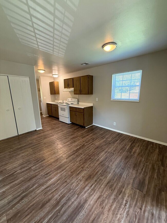 Building Photo - 4601 Lakeside Dr