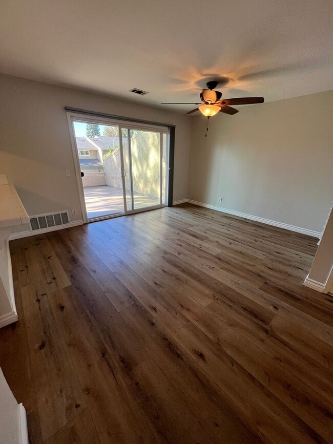 Building Photo - Lovely West Side Ventura Condo