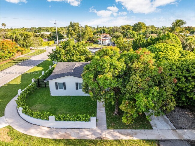 Building Photo - 6700 SW 49th Terrace