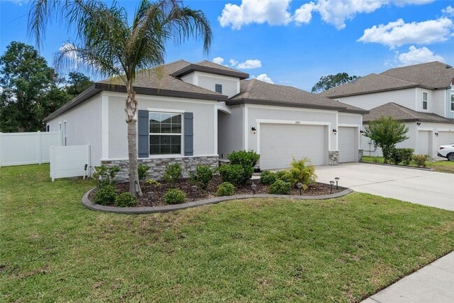 Building Photo - Beautiful 4bd 2ba Home plus a 3 Car Garage