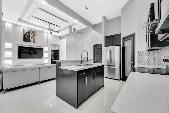 Building Photo - SPACIOUS 3 BEDROOM HOME IN HIDALGO!