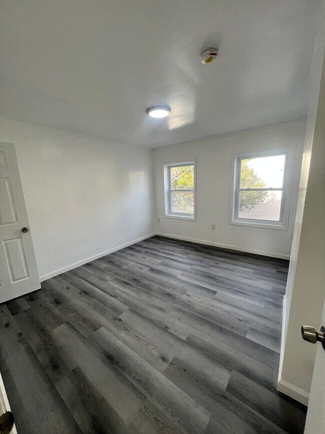 Building Photo - 22 1/2 Seward Ave