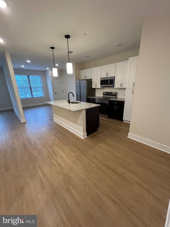 Building Photo - 624 Main St