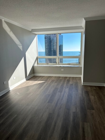 Bedroom - 512 N McClurg Ct