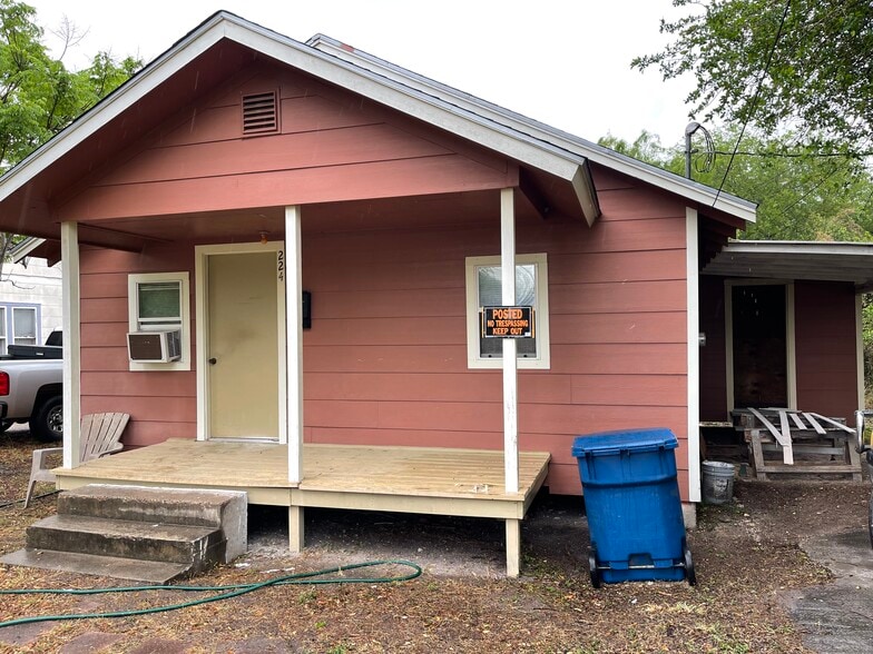 Building Photo - 224 Hugh St