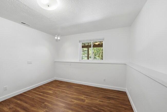 Building Photo - 12 E 500 S