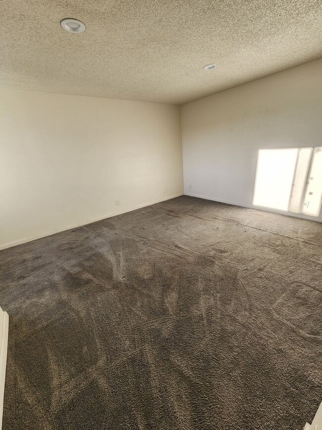 Building Photo - 3 bed, 2 bath