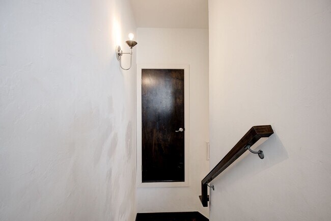 Building Photo - Modern 3-Bedroom Duplex Near OU Health Center and Okana Resort