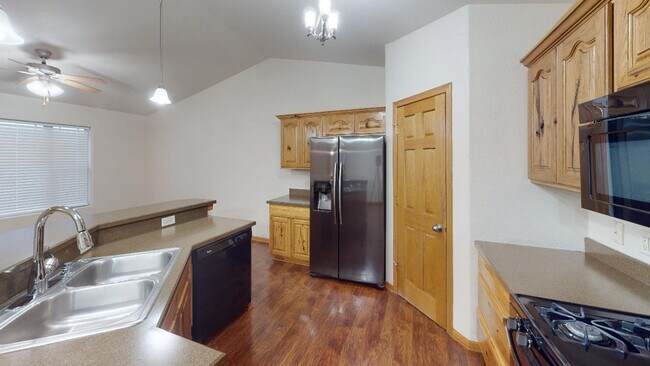 Building Photo - Spacious 4-Bed, 3-Bath Family Home with Fenced Yard and Attached Garage