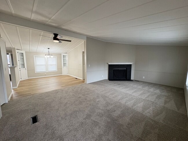 Building Photo - Beautifully Remodeled 3 Bed / 2 Bath Home with Modern Upgrades!
