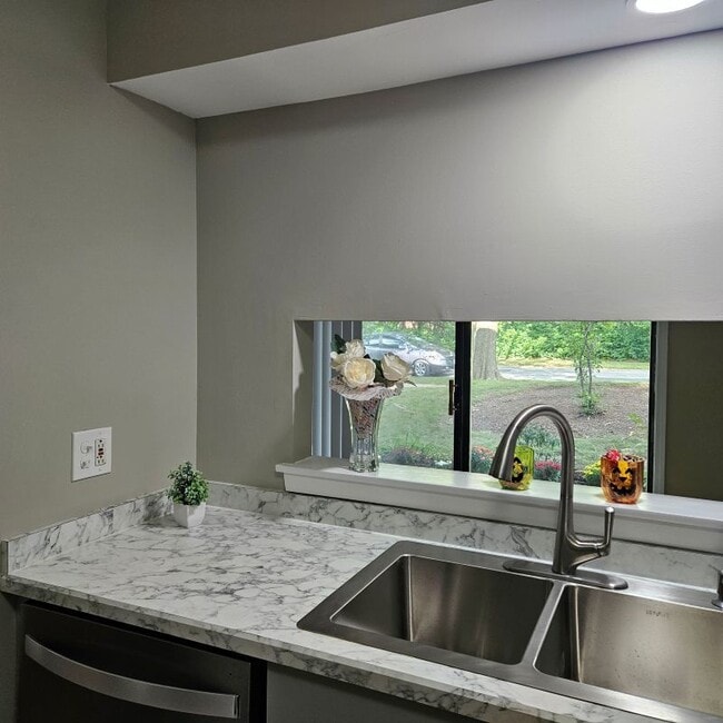 Building Photo - 260 E Court of Shorewood