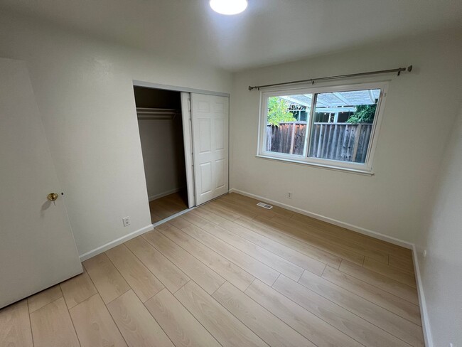 Building Photo - 2110-2112 Town &amp; Country Lane