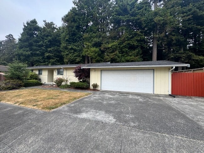 Building Photo - Well located, 4/2, Redwood views