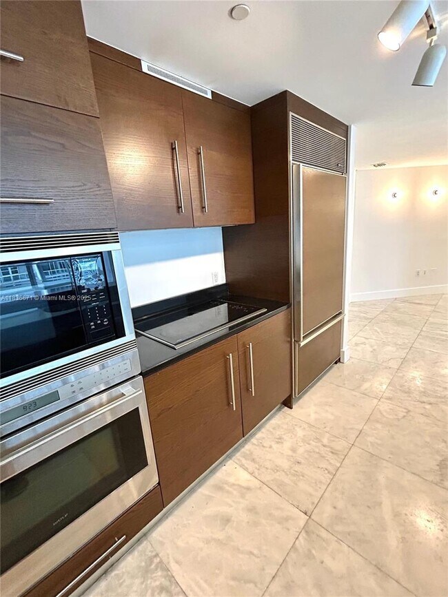 Building Photo - 475 Brickell Ave
