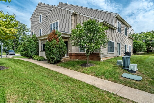 Building Photo - Bright And Spacious 3 Bed 2.5 Bath End-Uni...
