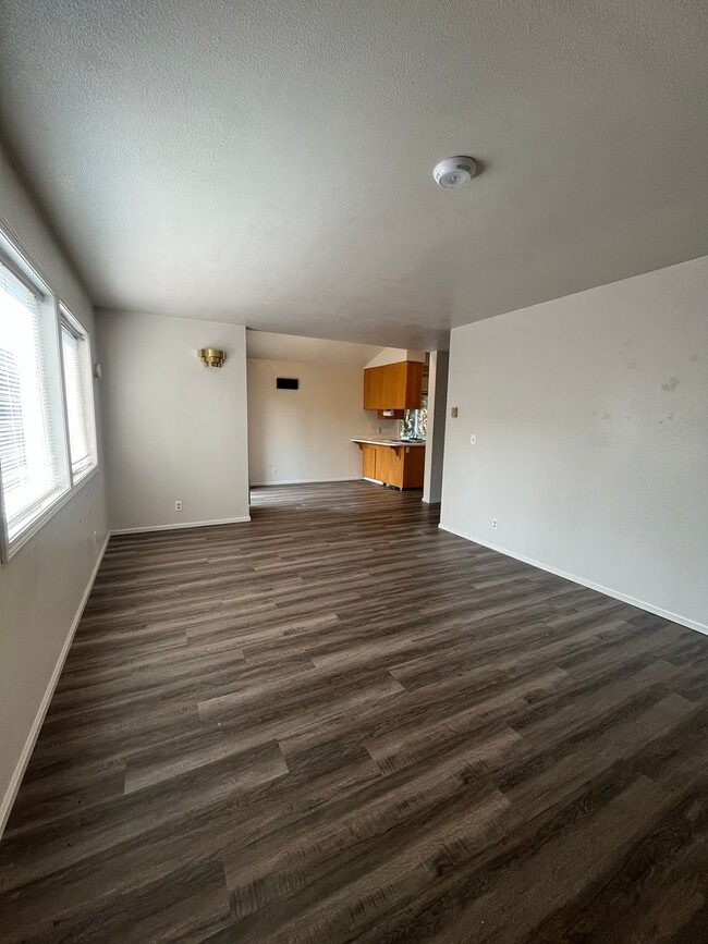 Building Photo - 2-Bedroom 1 1/2-Bathroom Duplex in Thurston