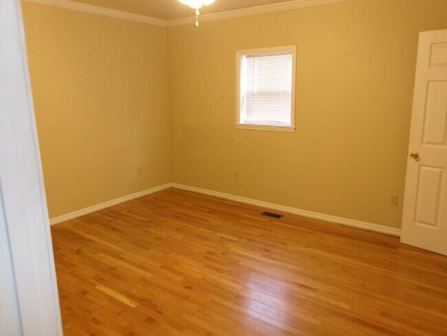 Building Photo - Charming & Updated Home Ready for Move-In