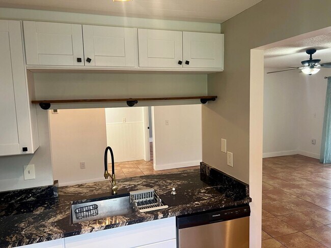 Building Photo - Move-In Ready 1-bed, 1-bath, Sarasota Condo off University Pkwy for rent!