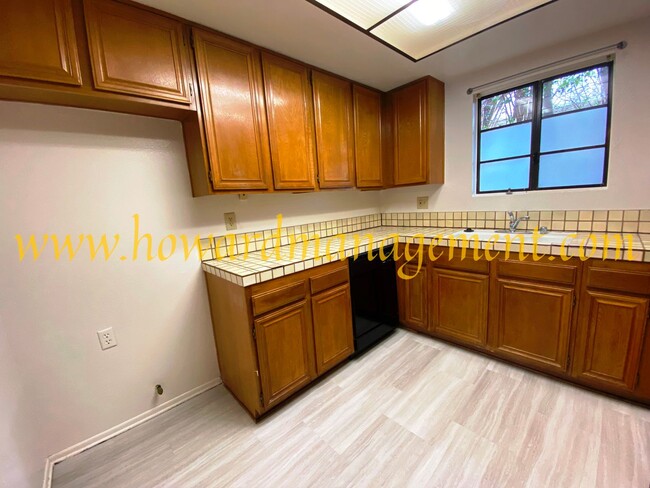 Building Photo - Spacious Townhouse condo with central A/C,...