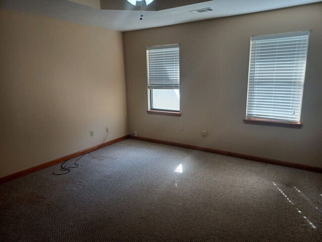 Building Photo - 333 Edgewood Dr