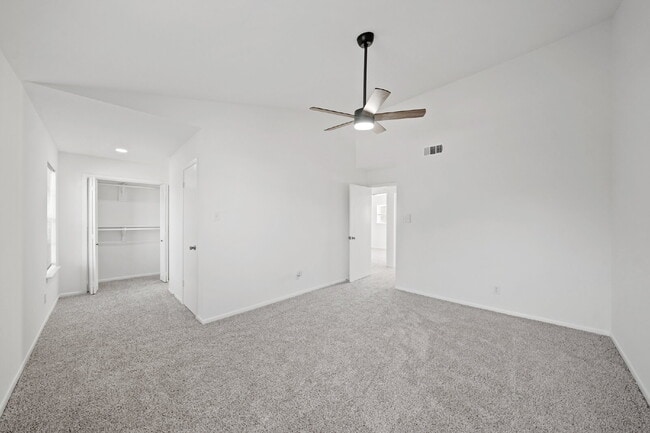 Building Photo - "Charming 3-Bed Townhouse Oasis with 2.5 B...