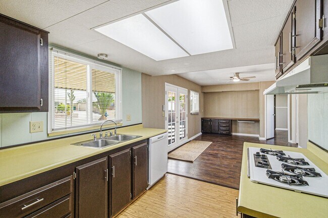 Building Photo - Spacious 2 Bed, 2 Bath Retreat in Charming Boulder City!
